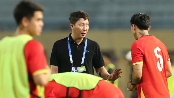 Huấn luyện viên Kim Sang Sik dặn dò các học trò trong trận đấu gặp Bangladesh. 