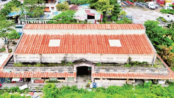 Hiện trạng bỏ hoang tại chợ Phú Hữu, phường Long Trường, Thành phốHồ Chí Minh. (Ảnh THẾ ANH)