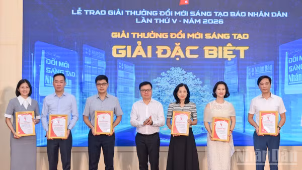 Đồng chí Lê Quốc Minh trao giải Đặc biệt cho các đơn vị đã phối hợp triển khai “Chương trình nghệ thuật chính luận: Tổ quốc trong tim”. (Ảnh: THẾ ĐẠI)