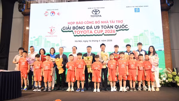 Ban Tổ chức cùng các cầu thủ nhí chụp hình lưu niệm tại buổi lễ công bố giải đấu. 