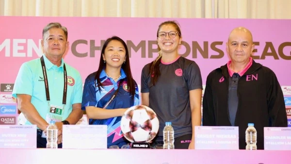 Huấn luyện viên Nguyễn Hồng Phẩm và cầu thủ Huỳnh Như tại buổi họp báo. (Ảnh: VFF)