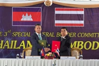 Phó Thủ tướng, Bộ trưởng Quốc phòng Campuchia Tea Seiha và Bộ trưởng Quốc phòng Thái Lan Nattaphon Narkphanit tại Hội nghị đặc biệt lần thứ 3 Ủy ban Biên giới chung Campuchia-Thái Lan. (Ảnh: Bộ Thông tin Campuchia)