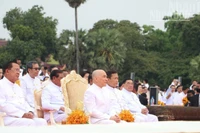 Quốc vương Norodom Sihamoni chủ trì lễ cầu an nhân dịp Năm mới cổ truyền 2025 của Campuchia. (Ảnh: ĐINH TRƯỜNG)