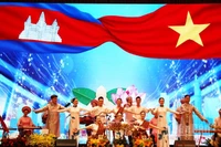 Biểu diễn nghệ thuật chào mừng kỷ niệm 80 năm Quốc khánh Việt Nam tại Campuchia. (Ảnh: ĐINH TRƯỜNG)