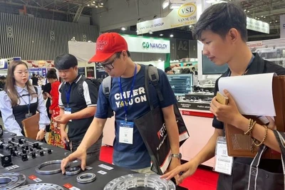 Doanh nghiệp giới thiệu bàn xoay đế rô-bốt tại Triển lãm MTA Vietnam 2025.