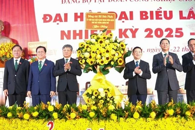 Phó Thủ tướng Hồ Đức Phớc tặng hoa chúc mừng Đại hội Đảng bộ VRG.