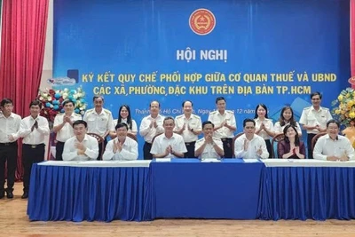 Đại diện Thuế Thành phố Hồ Chí Minh ký kết Quy chế phối hợp công tác quản lý thuế cùng chính quyền cơ sở.