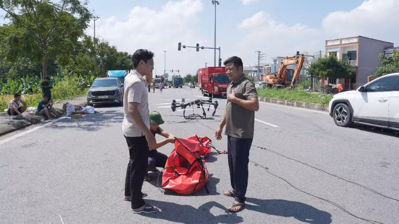 Nhân viên Viettel Post trao đổi nhanh phương án sử dụng drone để vận chuyển hàng cứu trợ người dân vùng bị cô lập do mưa lũ. (Ảnh: Đức Thọ)