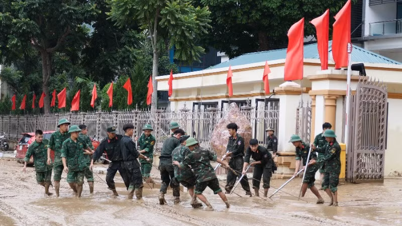 Lực lượng quân đội tham gia khắc phục hậu quả mưa lũ ở phường Hà Giang 1 và 2.