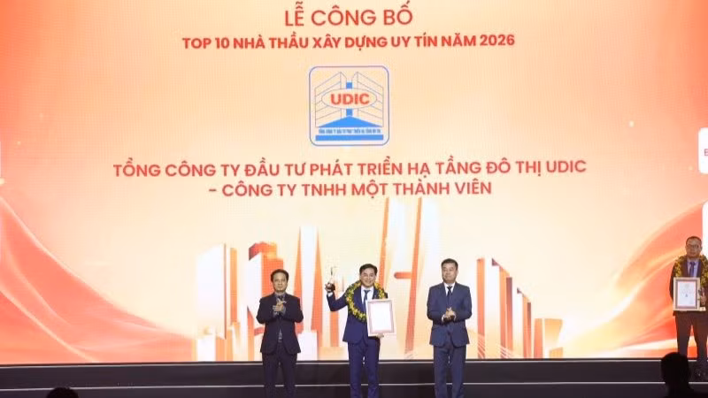 Ông Đỗ Đức Thịnh - Phó Tổng Giám đốc Tổng công ty UDIC vinh dự nhận Cúp và Giấy chứng nhận từ Ban tổ chức.