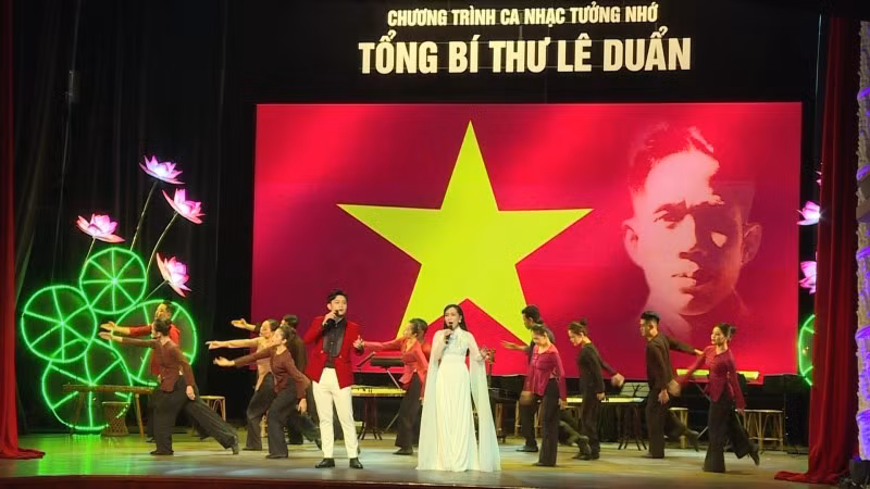 Các nghệ sĩ biểu diễn trong chương trình tưởng nhớ Tổng Bí thư Lê Duẩn tại Thành phố Hồ Chí Minh.