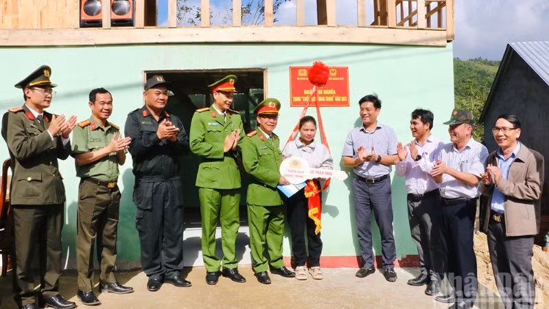 Nghi thức bàn giao nhà trong “Chiến dịch Quang Trung” cho hộ gia đình bà Đinh Thị Vôn, trú tại thôn Huy Măng, xã miền núi Sơn Tây.
