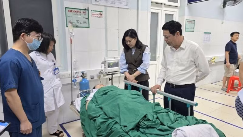 Tiến sĩ, Bác sĩ Chuyên khoa II Lê Thị Hoài Chung (thứ hai từ phải sang), Giám đốc Sở Y tế Nghệ An có mặt kịp thời chỉ đạo công tác cấp cứu và thăm hỏi nạn nhân. 