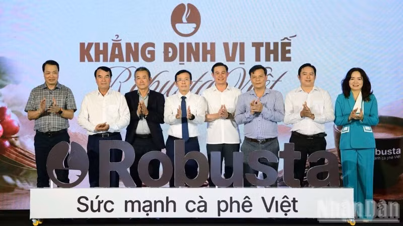 Đại biểu thực hiện nghi thức công bố dự án "Khẳng định vị thế robusta Việt". 