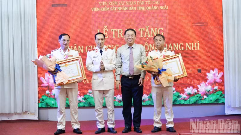 Hai cá nhân ngành Kiểm sát nhân dân tỉnh Quảng Ngãi vinh dự đón nhận Huân chương Lao động hạng Nhì của Chủ tịch nước trao tặng vì có thành tích xuất sắc trong quá trình công tác, góp phần vào sự nghiệp xây dựng chủ nghĩa xã hội và bảo vệ Tổ quốc.