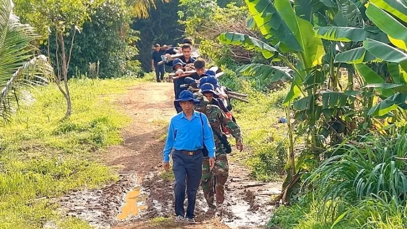 Các cán bộ, chiến sĩ Đội K73 di chuyển đến địa điểm ghi nhận dấu tích hài cốt liệt sĩ trên đất bạn Campuchia.