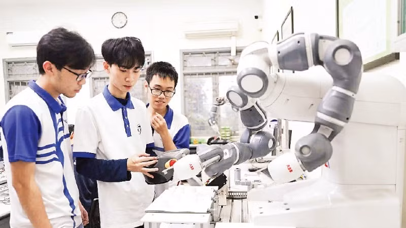Sinh viên trong phòng thí nghiệm Trường đại học Công nghệ (Đại học Quốc gia Hà Nội).