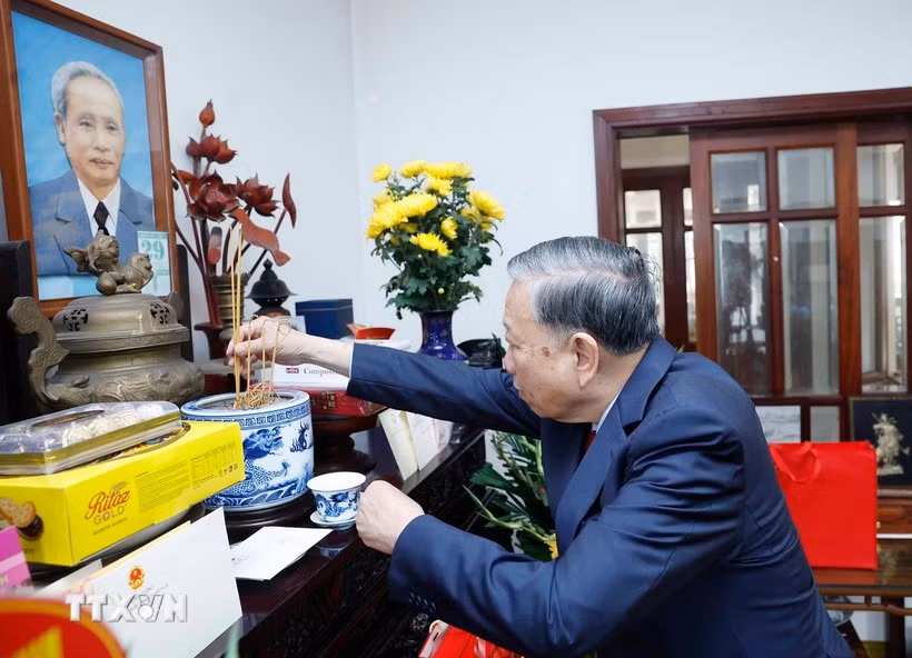 Tổng Bí thư Tô Lâm dâng hương tưởng niệm Thủ tướng Phạm Văn Đồng. (Ảnh: Thống Nhất/TTXVN)