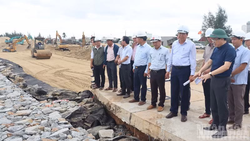 Chủ tịch Ủy ban nhân dân tỉnh Quảng Ngãi Nguyễn Hoàng Giang Kiểm tra hiện trường công trình khắc phục, chống sạt lở bờ biển khu vực xã An Phú.