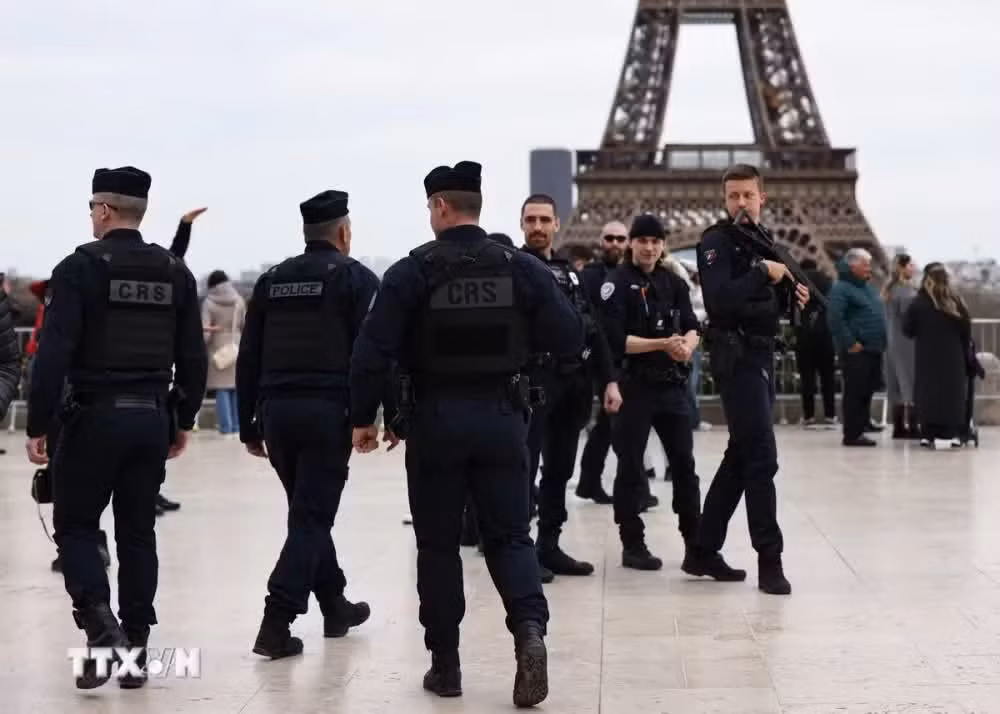 Cảnh sát Pháp tuần tra trên quảng trường Trocadero ở thủ đô Paris. (Ảnh: THX/TTXVN) 