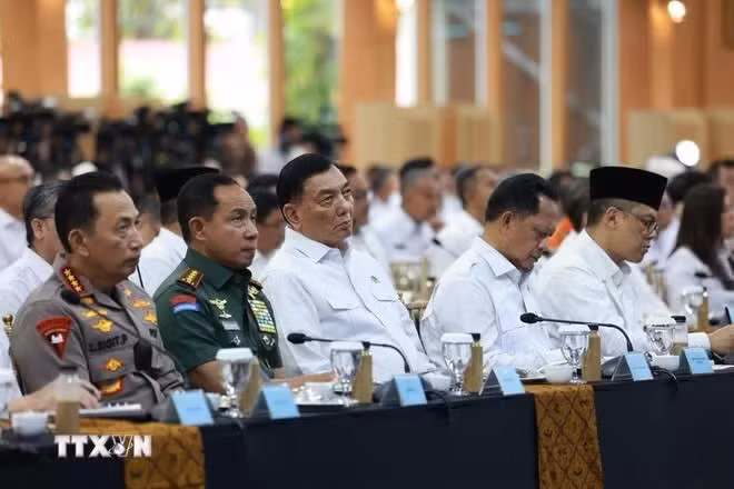 Các quan chức cấp cao có mặt tại cuộc họp nội các khẩn: Tư lệnh Cảnh sát Quốc gia Indonesia, Đại tướng Listyo Sigit Prabowo (đầu tiên từ trái qua phải), Tổng tư lệnh Lực lượng Vũ trang Quốc gia Indonesia, Đại tướng Agus Subiyanto (thứ hai, trái), nguyên Bộ trưởng điều phối các vấn đề Hàng hải và Đầu tư, và hiện là Chủ tịch Hội đồng Kinh tế Quốc gia Luhut Binsar Pandjaitan (thứ ba, trái), Ngoại trưởng Indonesia Sugiono (thứ năm, trái). (Ảnh: Minh Thái/TTXVN)