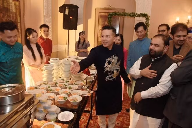 Khách tham quan gian ẩm thực Việt Nam. (Ảnh do Đại sứ quán Việt Nam tại Pakistan cung cấp)