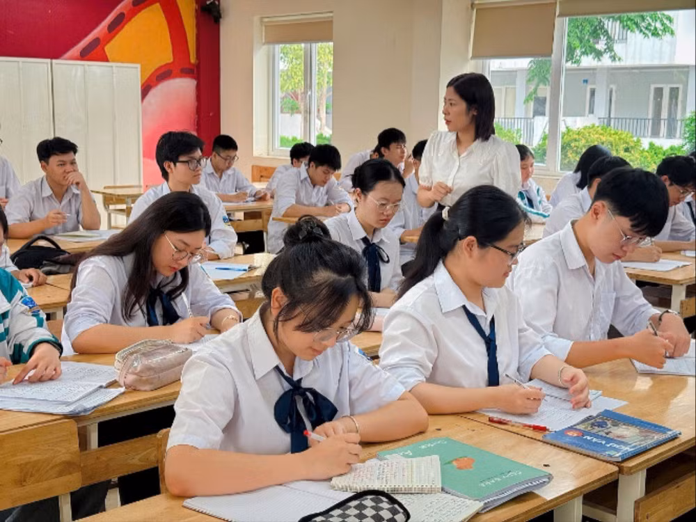 Học sinh Trường THPT chuyên Lương Văn Tụy (Ninh Bình) ôn tập chuẩn bị cho kỳ thi tốt nghiệp THPT năm 2025.