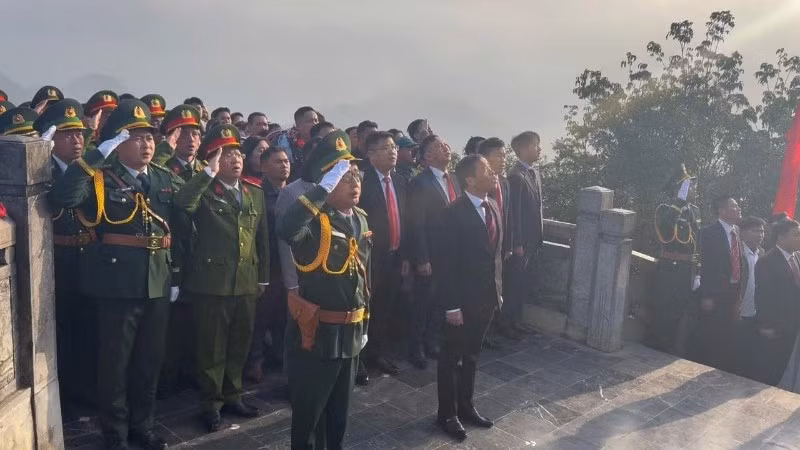 Cấp ủy, chính quyền xã Lũng Cú thực hiện nghi thức chào cờ trong ngày đầu năm mới 2026.