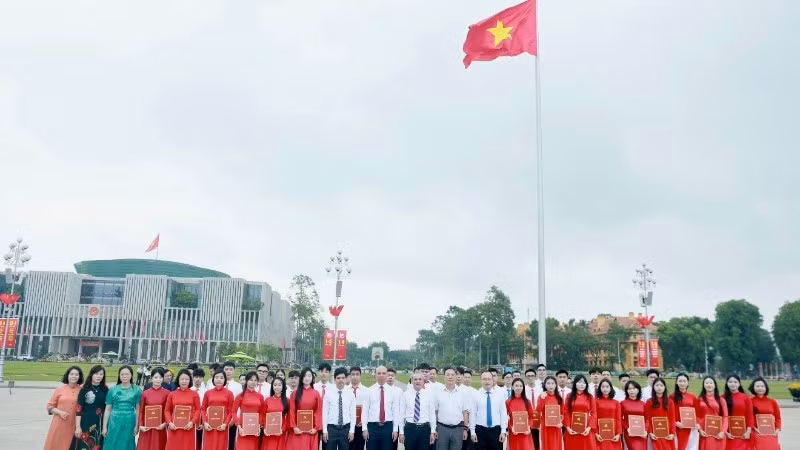 Lãnh đạo nhà trường cùng cán bộ, giảng viên, sinh viên tại lễ báo công dâng Bác. 