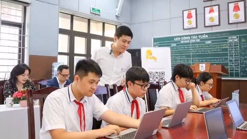 Học sinh Trường trung học cơ sở Giảng Võ (Hà Nội) trong giờ học mô hình trường học số. (Ảnh: THẾ ĐẠI)