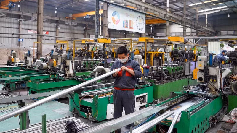 Các chính sách miễn, giảm, gia hạn thuế, phí đã góp phần giảm chi phí đầu vào, hỗ trợ doanh nghiệp vượt qua khó khăn. Trong ảnh: Sản xuất tại Nhà máy thiết bị gia dụng Sơn Hà, khu công nghiệp Phùng, thành phố Hà Nội. (Ảnh: TUỆ NGHI)
