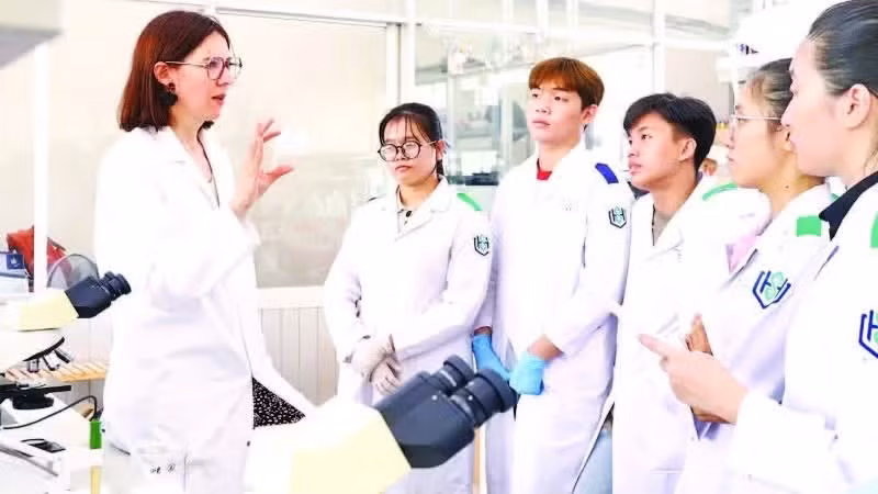Giáo sư Emilie Allard-Vannier, Đại học Tours (Pháp) hướng dẫn sinh viên Trường đại học Khoa học Sức khỏe (Đại học Quốc gia Thành phố Hồ Chí Minh) làm thí nghiệm. (Ảnh: UHS) 