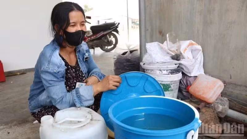 Người dân thôn Tầm Ngân (xã Lâm Sơn, tỉnh Khánh Hòa) vất vả xoay xở trong sinh hoạt với từng xô nước ít ỏi hứng được từ suối hoặc múc từ các giếng đào. 
