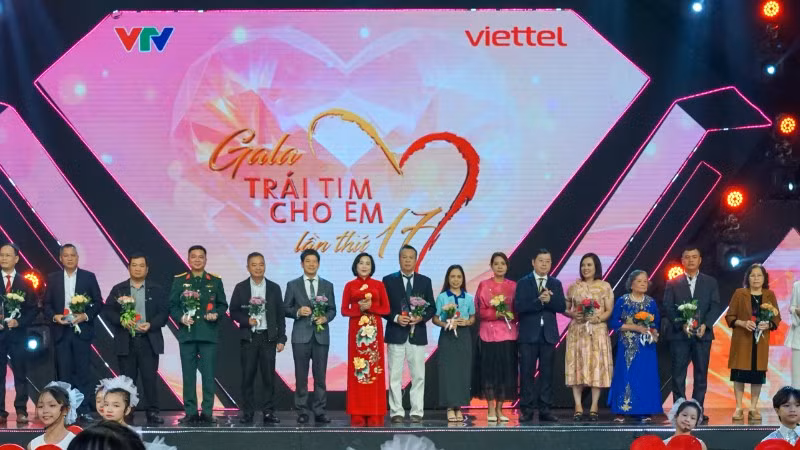 Sau 17 năm, chương trình "Trái tim cho em" đã hỗ trợ phẫu thuật cho gần 7.600 trẻ em, khám sàng lọc khoảng 190.000 trẻ và huy động hơn 250 tỷ đồng từ cộng đồng. (Ảnh ĐỨC THỌ)