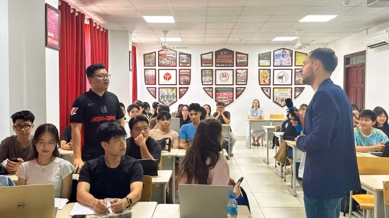 Sinh viên Trường đại học Kinh tế, Đại học Quốc gia Hà Nội học tập trong môi trường sử dụng tiếng Anh với giảng viên nước ngoài. (Ảnh: MINH CHI)