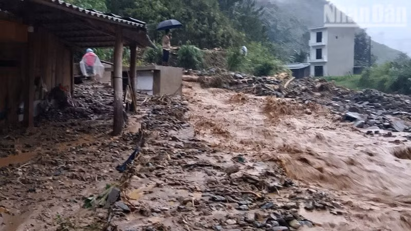 Tại xã Ngọc Chiến, có 8 nhà tại các bản Lọng Cang, Kẻ và Đông Xuông bị sạt ta-luy dương và âm phải di chuyển khẩn cấp. 