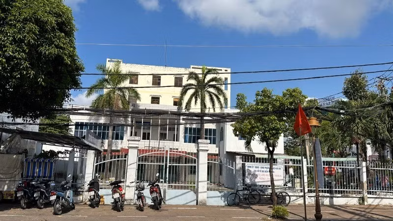 Trụ sở Đảng ủy-Ủy ban nhân dân (cũ) phường 7 - Thành phố Bạc Liêu bỏ hoang tàn suốt nhiều năm qua. (Ảnh TRỌNG DUY) 