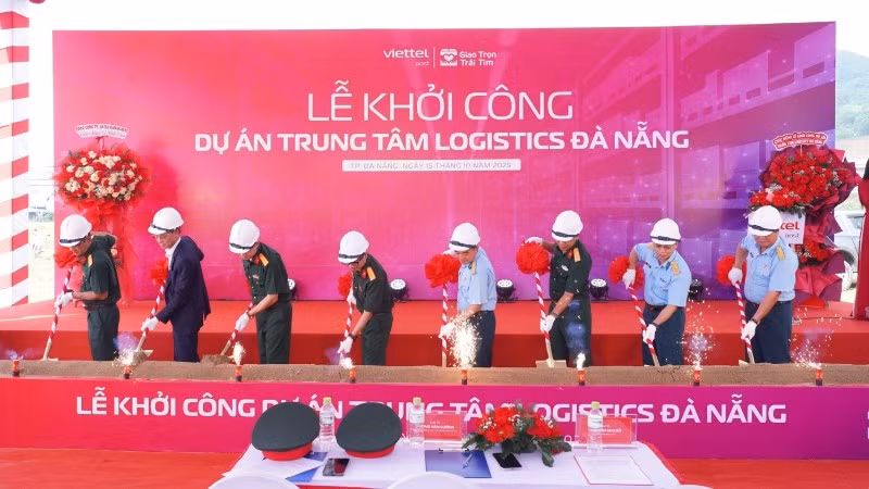 Đại diện các bên tiến hành nghi thức khởi công dự án. (Ảnh: Mỹ Hoa)