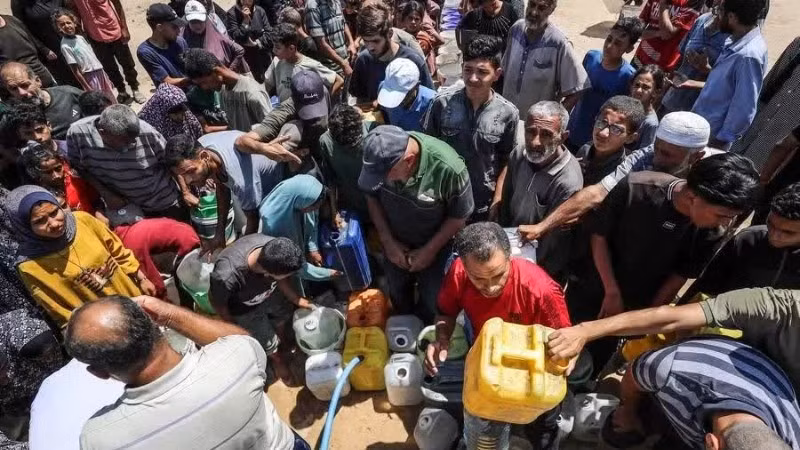 Người dân Gaza nhận nước tại một khu vực di tản. (Ảnh: Tân Hoa xã) 
