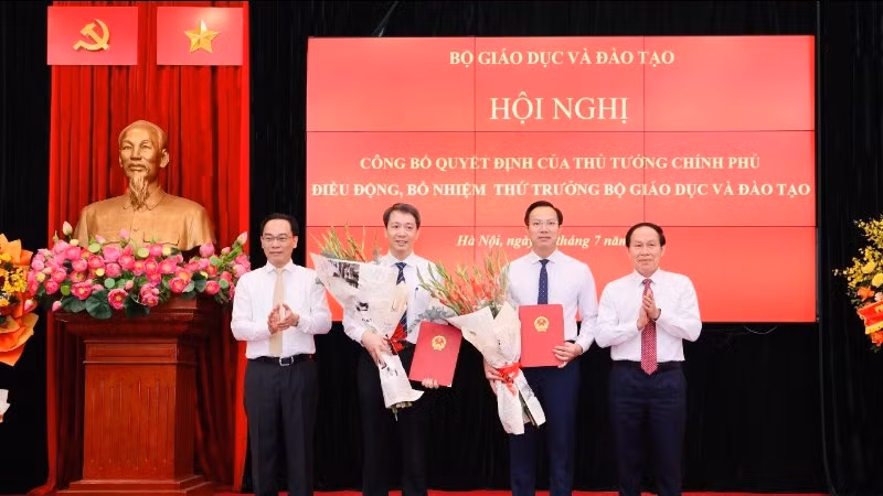 Phó Thủ tướng Lê Tiến Châu và Bộ trưởng Hoàng Minh Sơn chúc mừng hai tân Thứ trưởng Giáo dục và Đào tạo. 