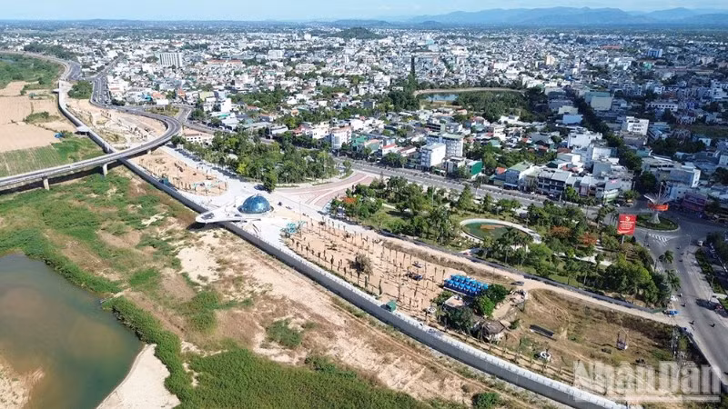 Dự án kè chống sạt lở và tôn tạo cảnh quan bờ nam sông Trà Khúc không chỉ chống sạt lở mà còn tạo không gian xanh để nhân dân có nơi vui chơi, giải trí, tạo điểm nhấn mới cho đô thị trung tâm tỉnh lỵ Quảng Ngãi.