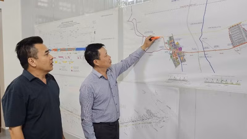 Các kỹ sư thảo luận giải pháp thi công từng đoạn tuyến.