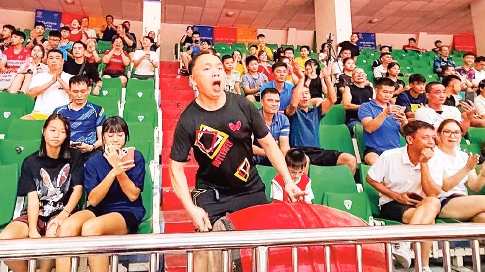 Khán giả Hải Phòng cổ vũ cho đội nhà tại Giải vô địch bóng bàn quốc gia Báo Nhân Dân lần thứ 44. (Ảnh: BẢO LONG)