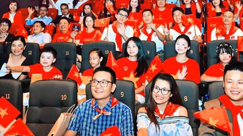 Đông đảo khán giả đến thưởng thức suất chiếu sớm bộ phim “Tổ quốc trong tim” do Báo Nhân Dân sản xuất. (Ảnh: BẢO LONG)