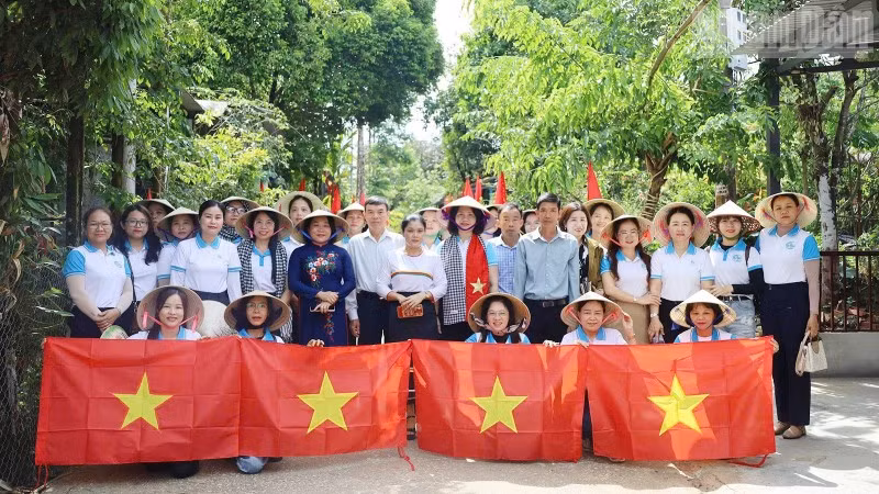 Ra mắt mô hình “Đường cờ Tổ quốc” tại thôn Dương Lâm (xã Trà My).
