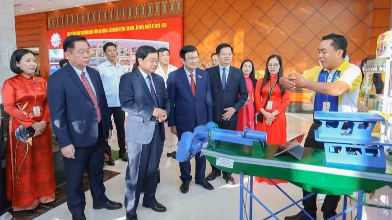 Lãnh đạo Trung ương và tỉnh Tây Ninh xem công nghệ tham gia triển lãm tại một sự kiện Đại hội Đảng bộ tỉnh Tây Ninh lần thứ nhất, nhiệm kỳ 2025-2030.