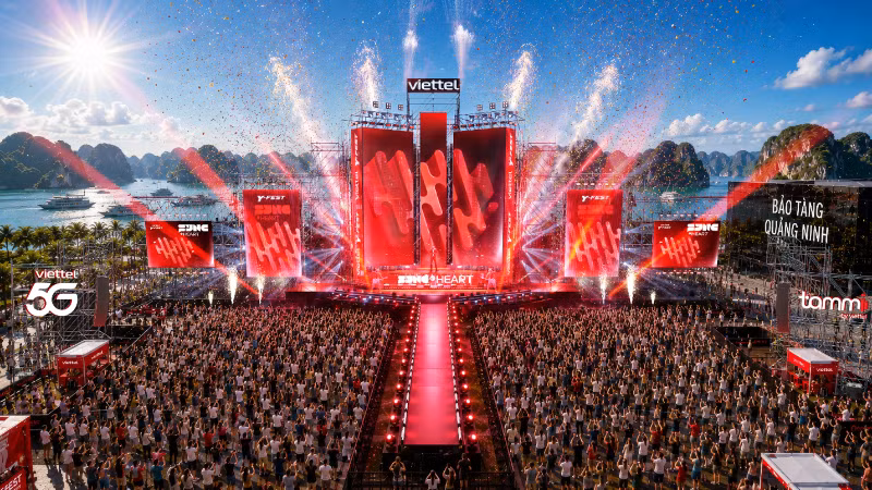 Sân khấu Y-Fest 2026 tại Quảng Ninh được tạo hình như cánh buồm đỏ thắm. (Ảnh: Cẩm Thủy)
