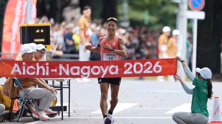 Vận động viên Katsuki Hayato của Nhật Bản vô địch nội dung marathon đi bộ nam. (Ảnh: TÂN HOA XÃ)