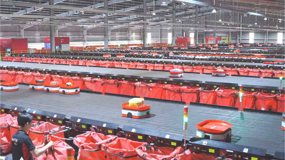 Tổ hợp robot logistics thông minh và camera giám sát lái xe ứng dụng AI đến từ Viettel Post. (Ảnh: Viettel cung cấp)