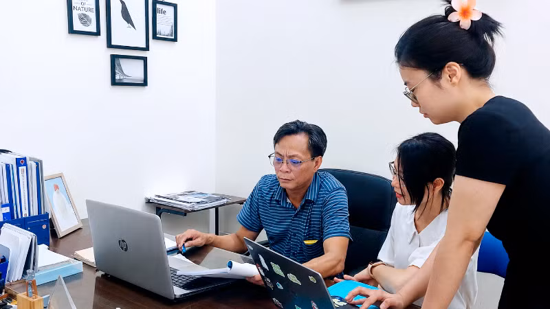 Tiến sĩ Hoàng Lương trao đổi với nhóm nghiên cứu về kết quả xử lý nước thải bằng công nghệ EBB (Ảnh: LƯƠNG HIẾU)